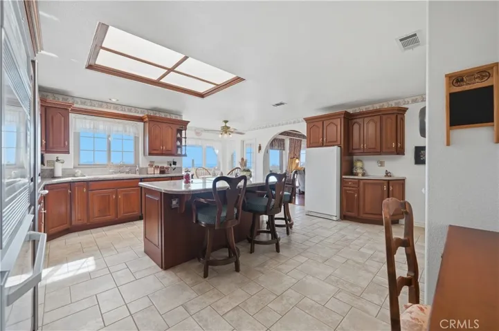 Large Kitchen & Center Island