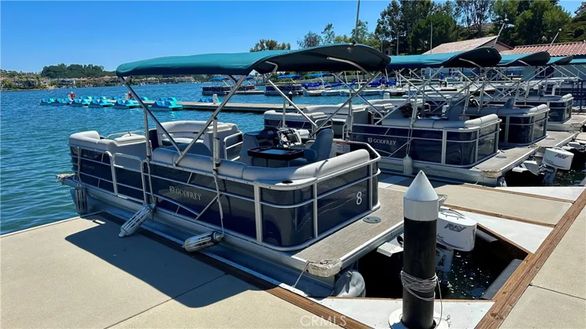 Call your friends and family and rent a pontoon on Lake Mission Viejo. Cruise the lake, play your favorite music, and enjoy snacks as you soak in the views and fresh air. It’s the perfect way to spend the day together.