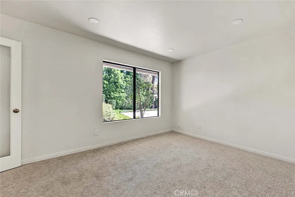 Transitional space that can be a bedroom, office or workout room.