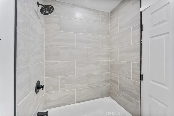 Hall shower/tub