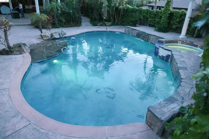 Combined pool / hot tub with a patio area