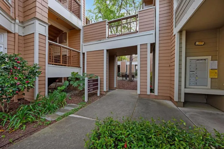 212 Crescent Court, Brisbane, California 94005