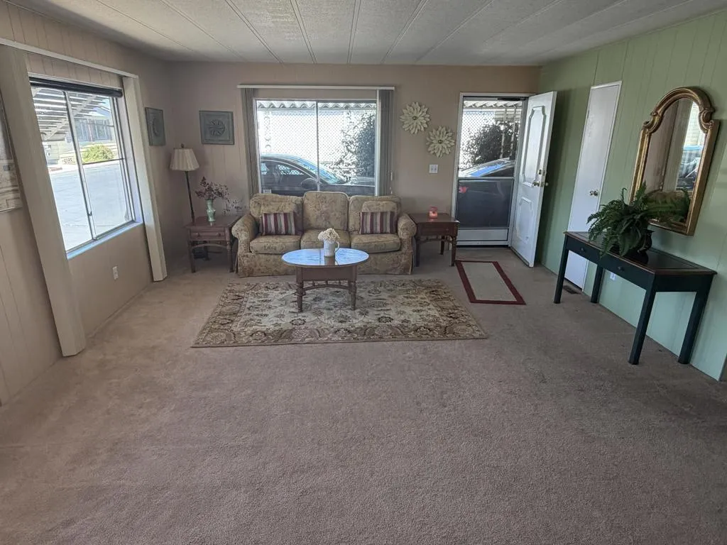 Livingroom by door Sp90
