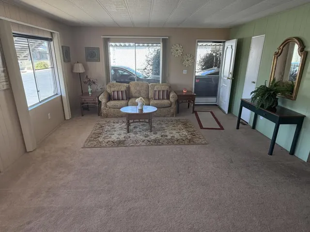 Livingroom by door Sp90