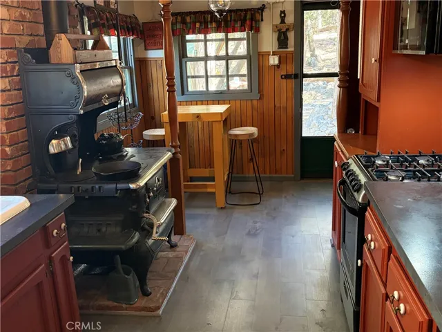 KITCHEN AND BREAKFAST NOOK