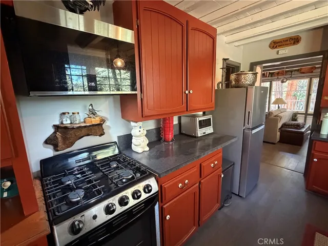    KITCHEN WITH MODERN STOVE