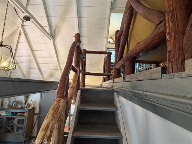 STAIRS TO LOFT