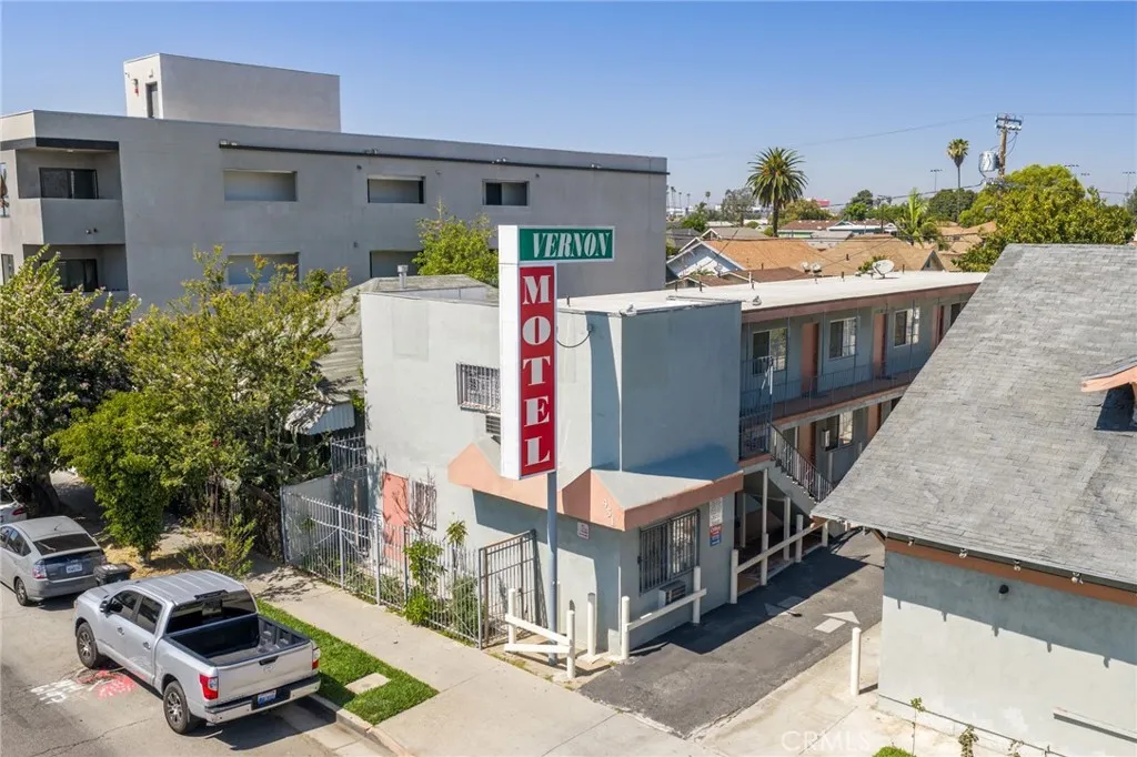 451 E Vernon