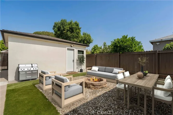 Your Backyard Entertaining Paradise with Fire Pit