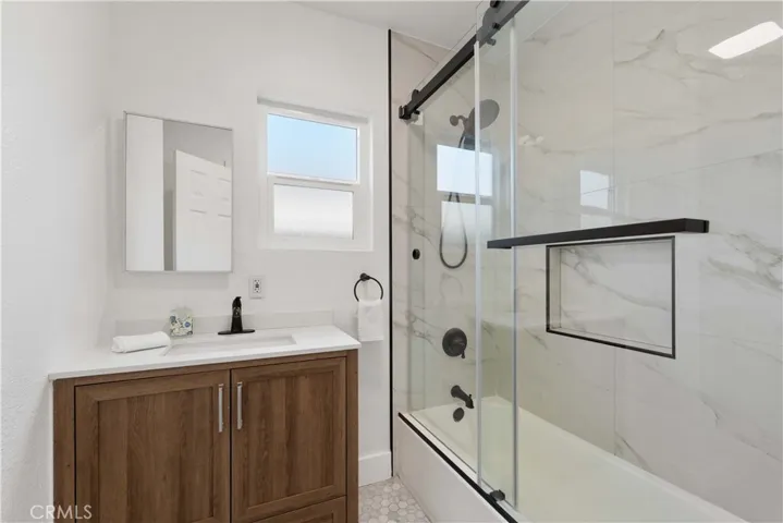 Hall Bathroom w/bathtub/shower glass enclosed