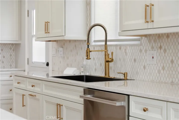 High-end Finishes, Quartz Counters, Marble Diamond Backsplash & Stainless Appliances