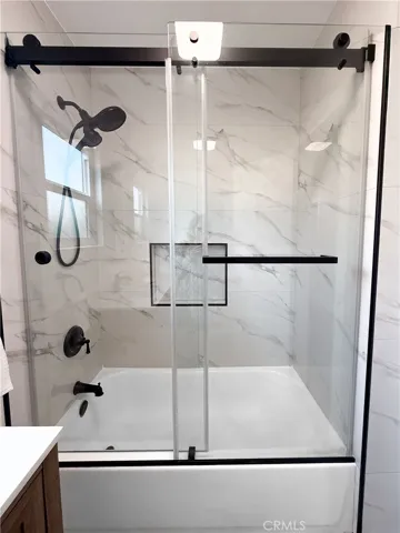 Hall Bathroom Bath Tub/Shower Glass Enclosure