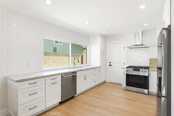Bright and Beautiful Kitchen, tile to the ceiling