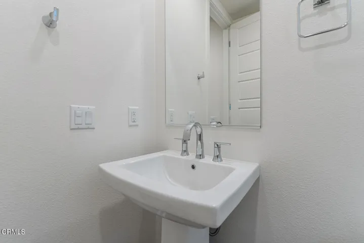 1085 Canal St Oxnard CA 93035-large-018-