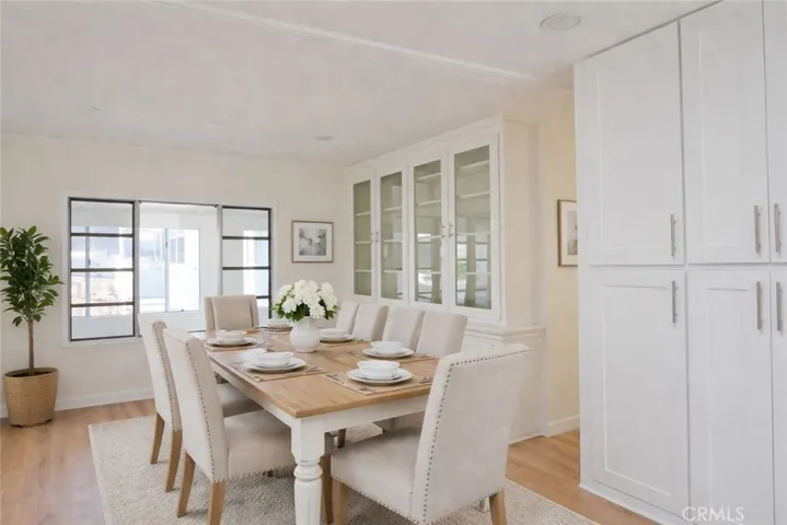 Virtually staged dining room