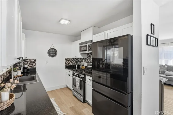 Kitchen w/Granite countertops
