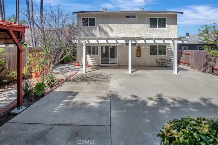 LARGE BACK YARD - ALL USEABLE!!