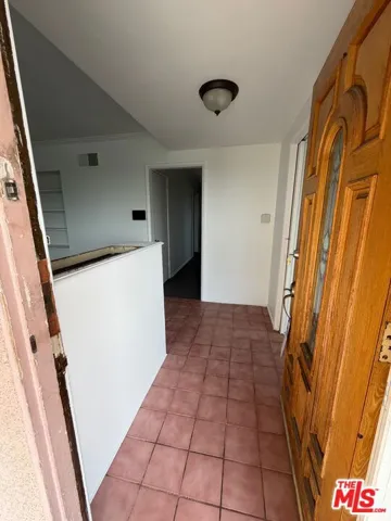 Upper unit - entry