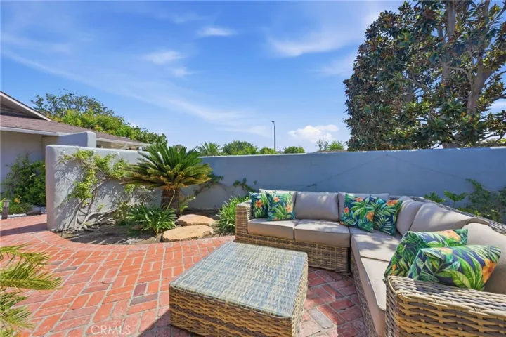 Huge front enclosed private yard
