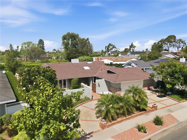 Welcome to 1633 Santiago Dr!