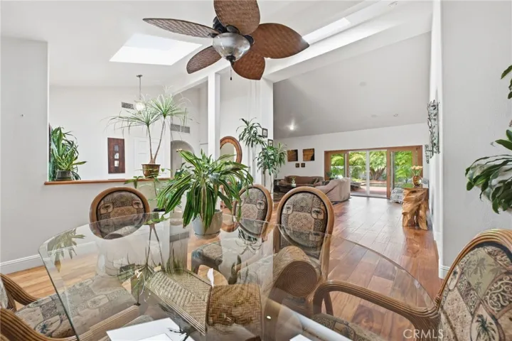 Beautiful dining room with bay window