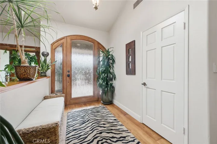 Closer look at the bamboo patterned glass front door
