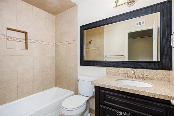 Upstairs Full Bathroom