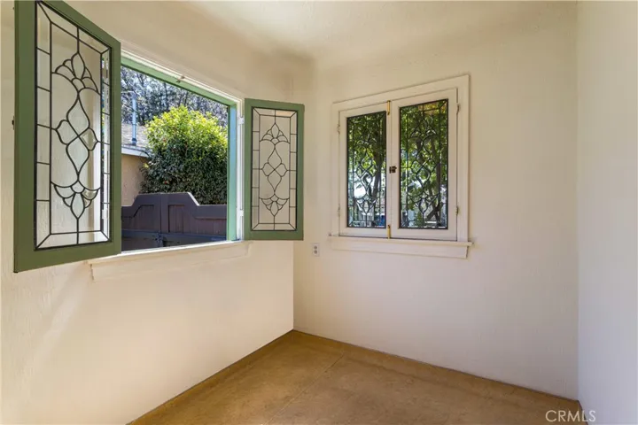 breakfast nook w/beveled glass windows