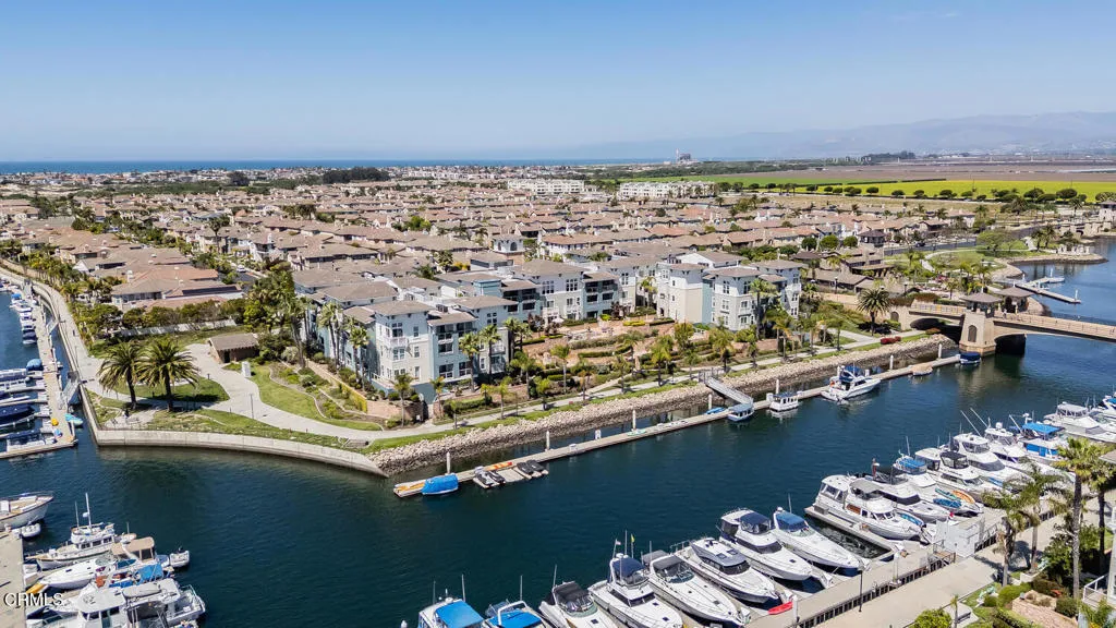 1512 Seabridge Ln Oxnard CA-large-005-00