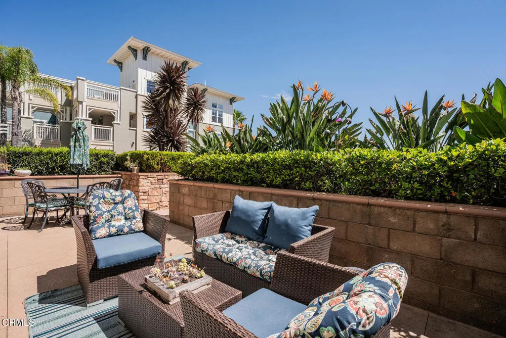 1512 Seabridge Ln Oxnard CA-large-030-01