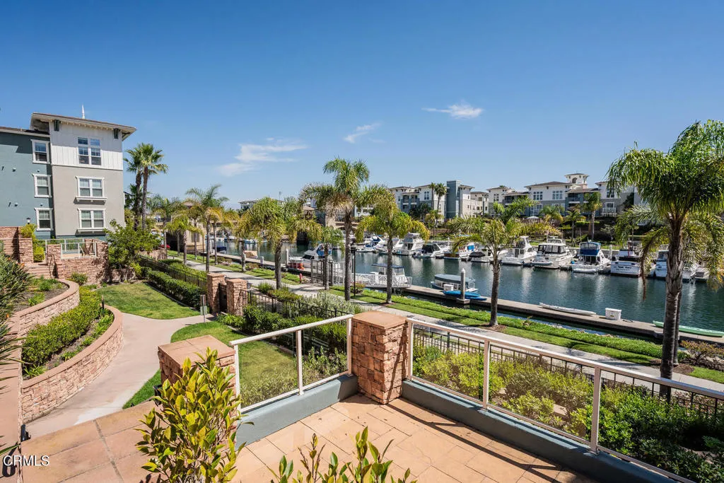1512 Seabridge Ln Oxnard CA-large-037-00