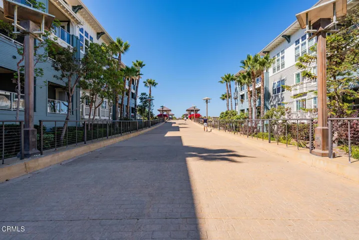 1512 Seabridge Ln Oxnard CA-large-047-04