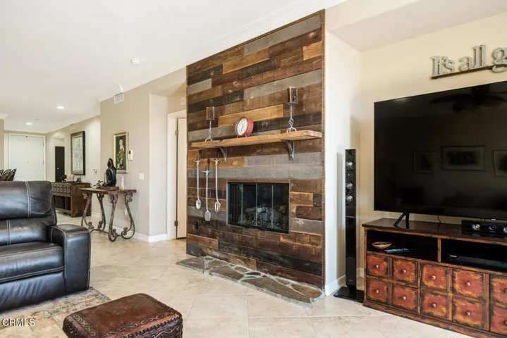1512 Seabridge Ln Oxnard CA-large-010-00