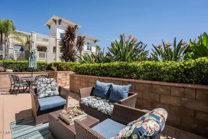 1512 Seabridge Ln Oxnard CA-large-030-01