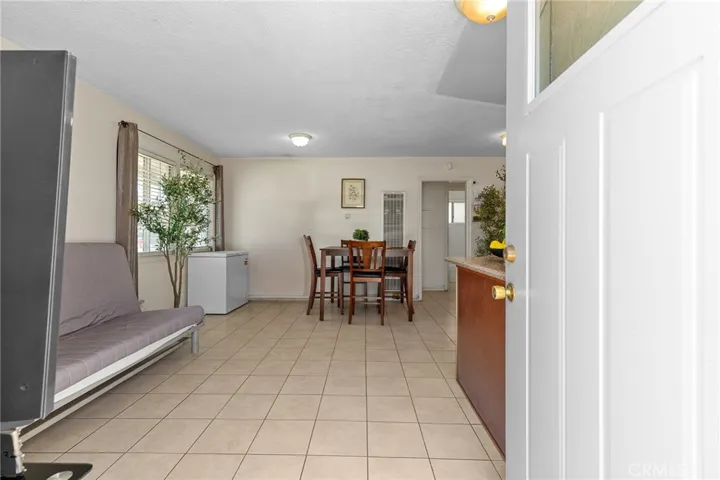 Used Photoshop to remove a shelf.