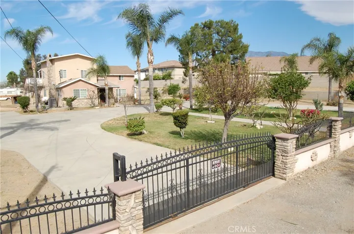 Welcoming circular driveway, and privacy.
