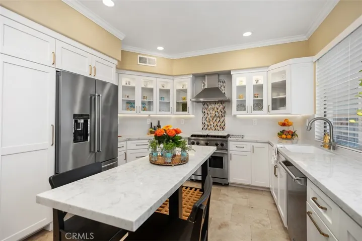 Customized kitchen with soft close cabinets and dawers