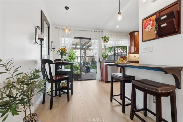 Breakfast/Dining Area with sitting bar area