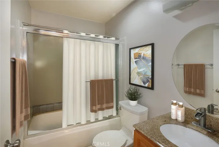 Hallway bathroom: Virtual staging shows the home’s potential with stylish, modern updates.