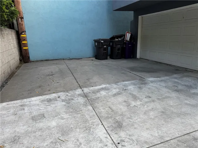 parking in front of the garage for 2 additional cars