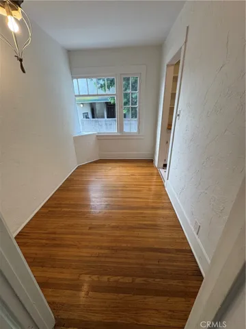 341 middle room - wall can be removed to enlage front room