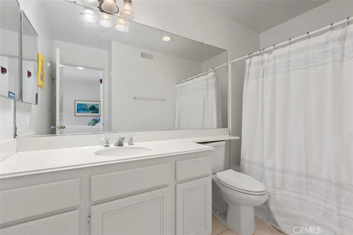 Upstairs secondary bath