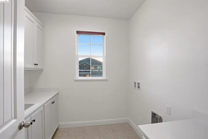 Laundry area featuring baseboards and hookup for a washing machine