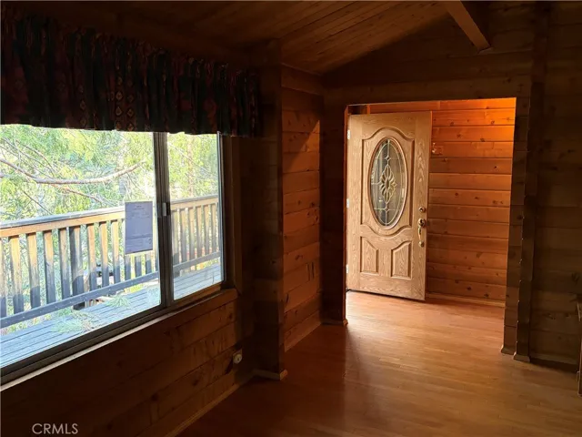 MAIN FLOOR ENTRY