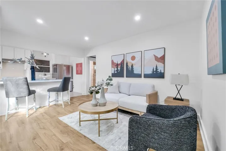 (1b1b) Living Room