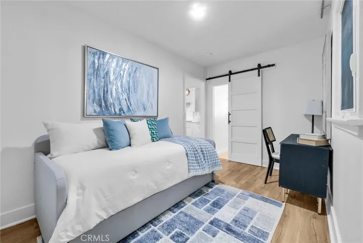 (1b1b) Bedroom