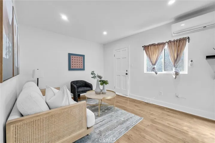 (1b1b) Living Room