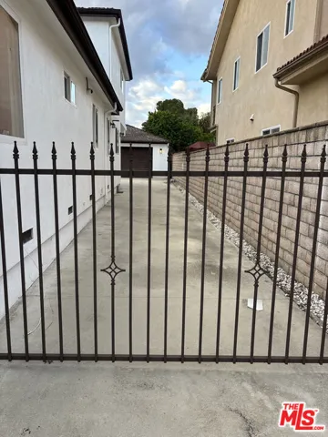 Privacy gate to the back