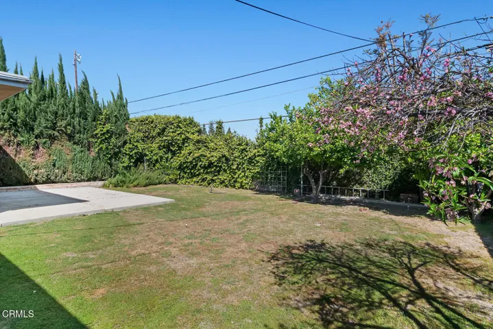 17835 Tarzana St Encino CA-large-044-020
