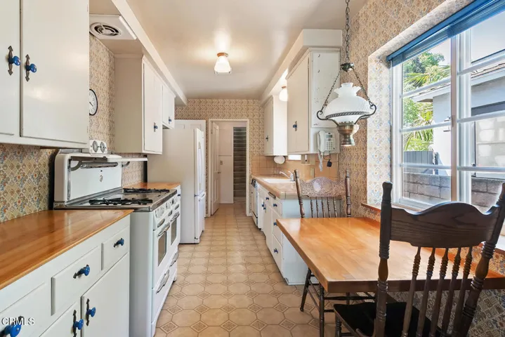 17835 Tarzana St Encino CA-large-017-039